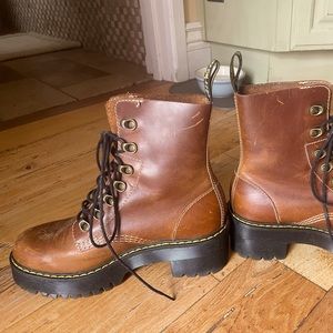 Dr Martens Leona lace up 7 hook sz 7